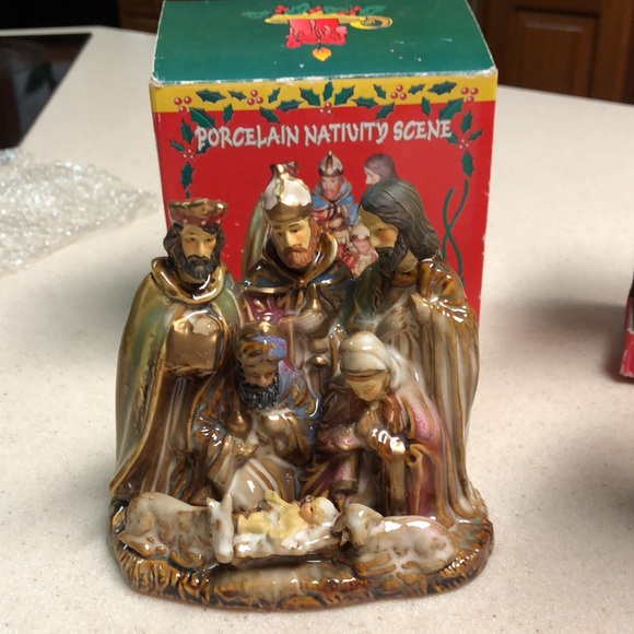 2- Christmas mug and one piece porcelain nativity scene - Picture 7 of 9